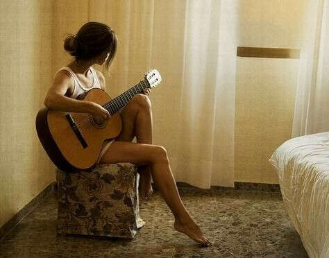 Голая девушка с гитарой - 23 фото