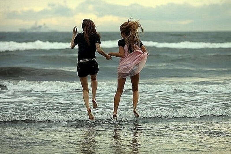 2 подруги лесбиянки пришли на пляж