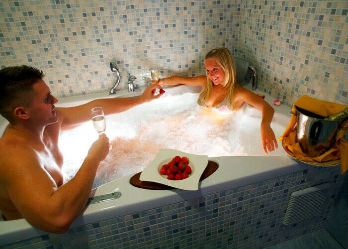 Kira Noir развлекается в ванной с горячим любовником