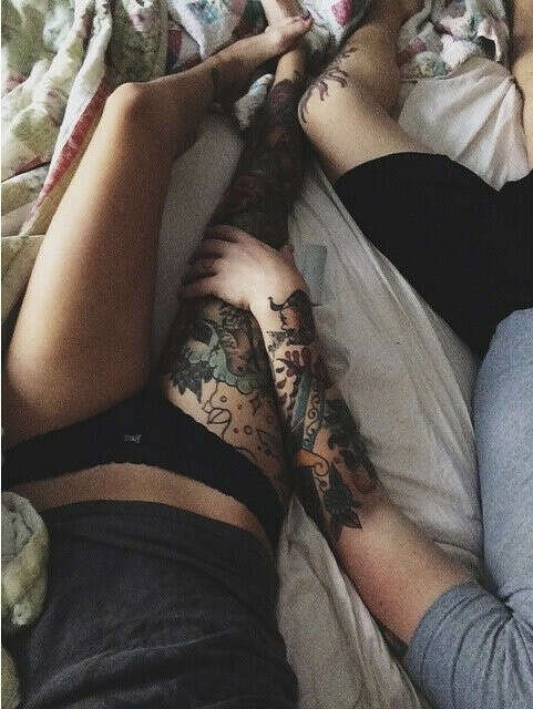 Татуированный парень с камерой имеет на кровати подружку в ночной футболке
