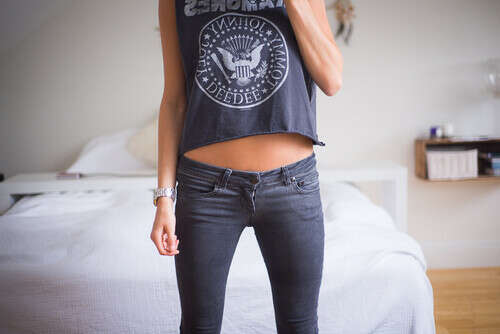 Голая грудь девушек в джинсах - 71 фото