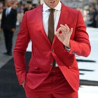 Красный костюм в школу. Мужчина в Красном костюме. Костюм мужской. Парень в костюме. Красный костюм.