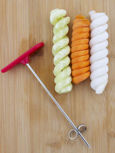 Фигурный нож для нарезки спиралек из овощей и фруктов