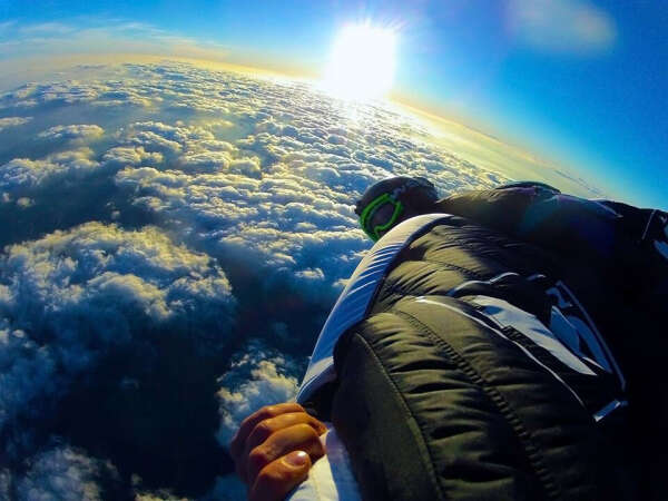 Хочу прыгнуть в парашЮтом с 4200 )) над облаками
