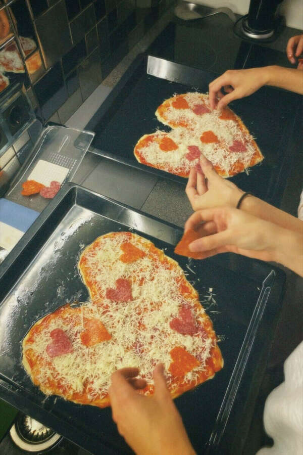 Приготовить вместе пиццы сердечки :3