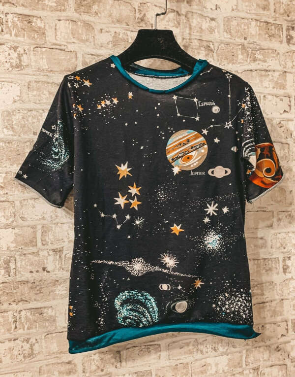 Какая-нибудь футболка про космос