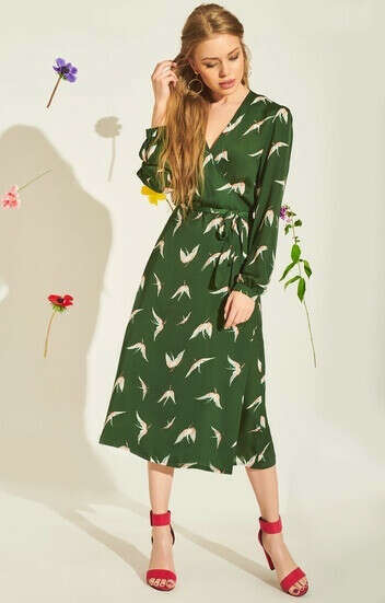 Приталенное платье на запáх с принтом “журавли” TOP20 Studio, зеленый7 600 р.