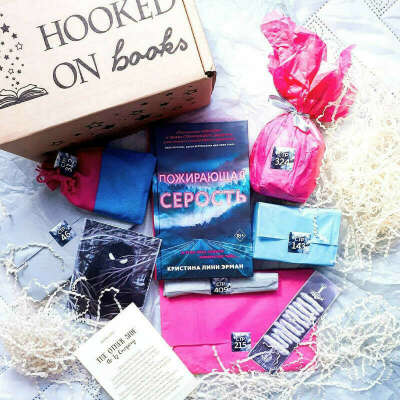 Hooked on books - это ежемесячная книжная коробка, в которую входит свежеизданная книга и тематические подарки
