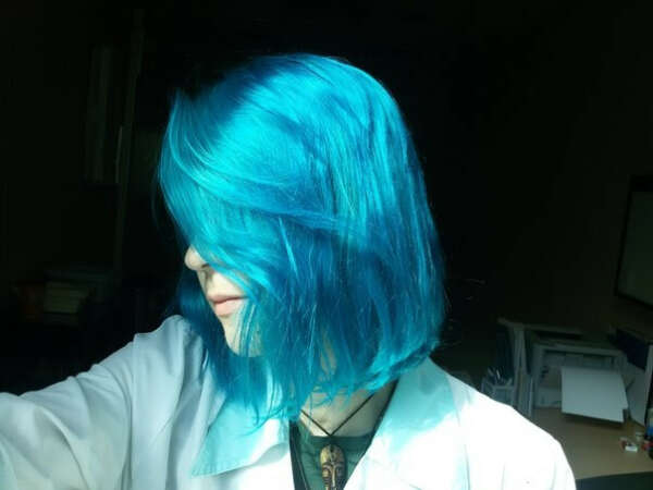 Покрасить волосы в голубой.