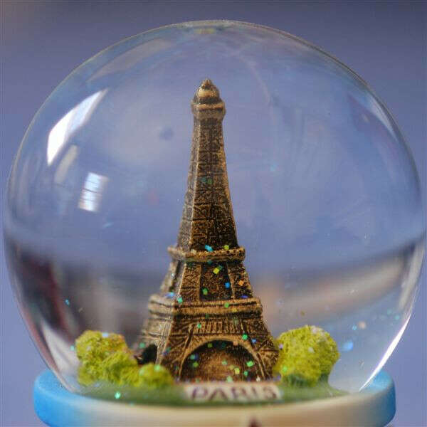 Коллекция стеклянных шаров из разных городов всего мира