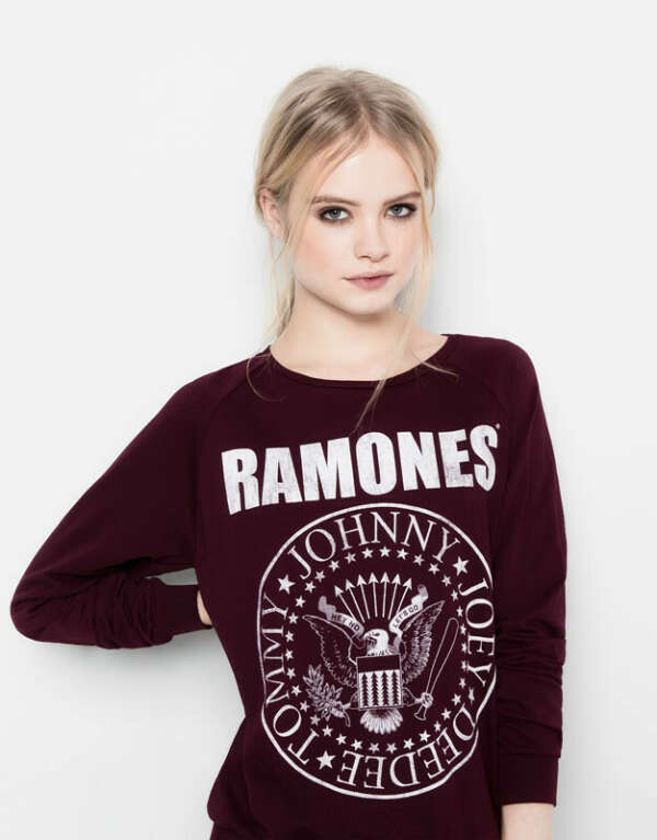 свитер с названием любимой рок группы