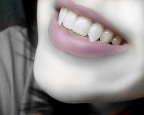 Фото с зубами вампира
