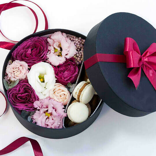 Коробка подарочная с цветами и макарунами Black