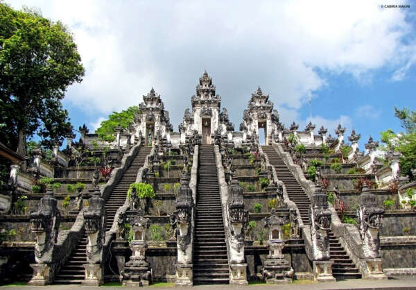 Войти в храм Пула Лемпуянг в Индонезии.