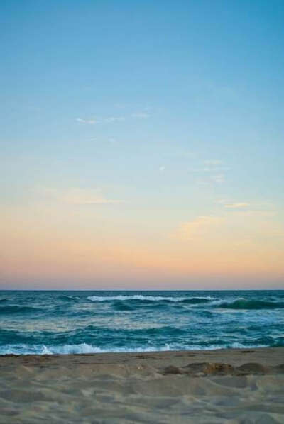 Хочу посидеть на берегу моря на рассвете.