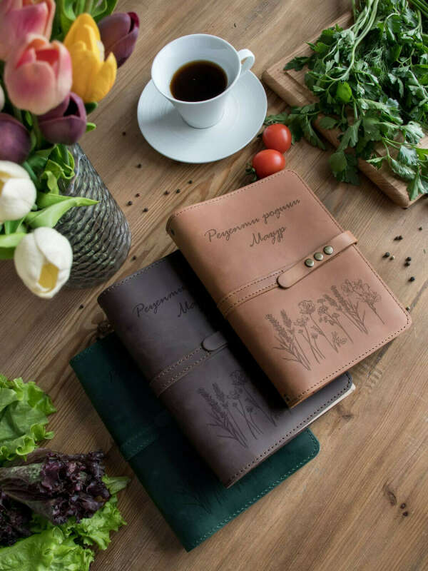 Кулинарная книга в кожаной обложке с именной гравировкой