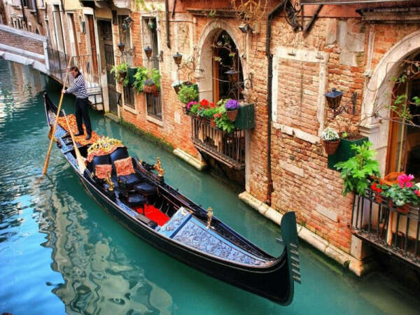 кататься на гондоле в Венеции