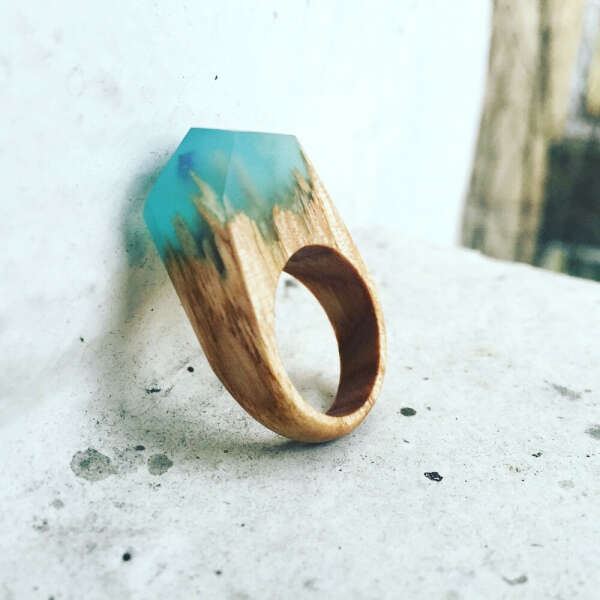 Деревянное кольцо с ювелирной смолой