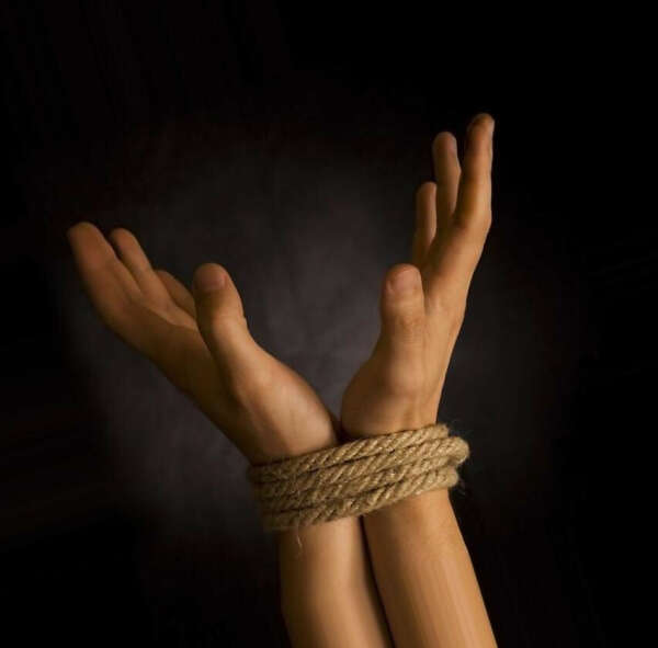Связать руки мужику. Связанные руки. Девушка со связанными руками. Руки связаны. Фотосессия со связанными руками.