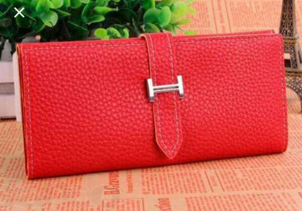 Красный кожаный кошелёк
