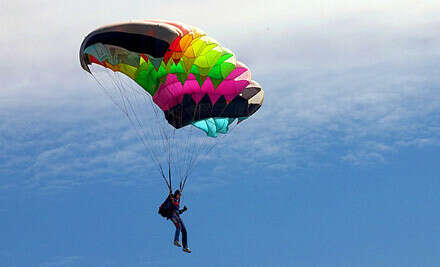 прыгнуть с парашютом и остаться живой:)