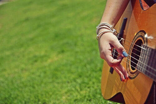 Научиться играть на гитаре
