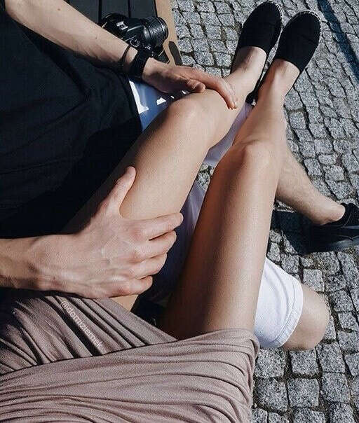 Ноги ее были видны. Ноги девушки. Женские ножки на мужчине. Мужская рука на женской ноге. Рука на ноге девушки.