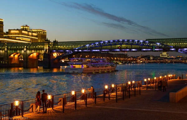 Ночьную прогулку по парку Горького, по набережной, поглядеть на ночные огни.