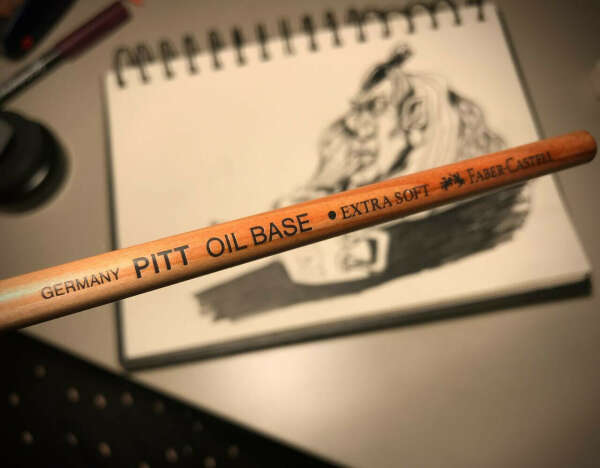 Карандаш Pitt Oil Base pencil, black extra soft
