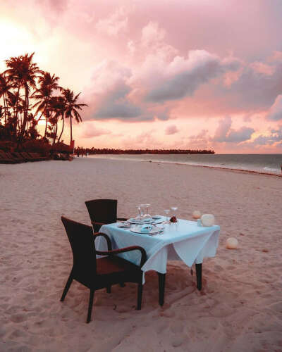 Романтический ужин на берегу океана