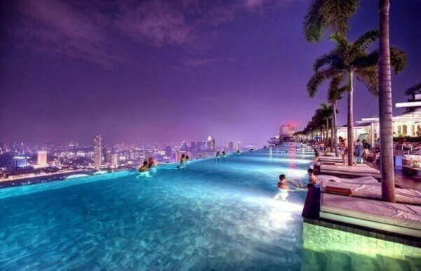 Искупаться в бассейне на крыше отеля Marina Bay Sands в Сингапуре