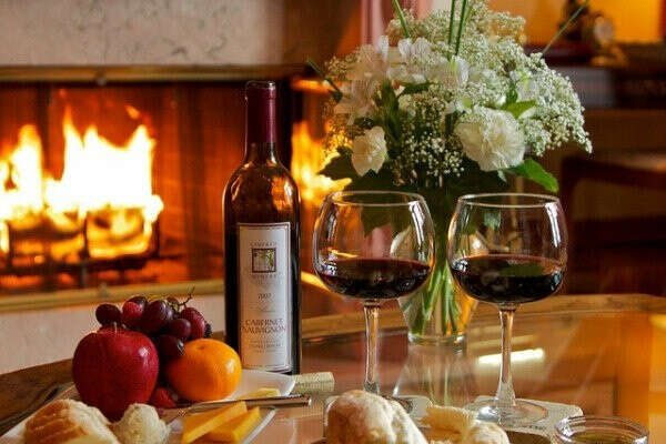 Устроить свидание при свечах и с красным вином