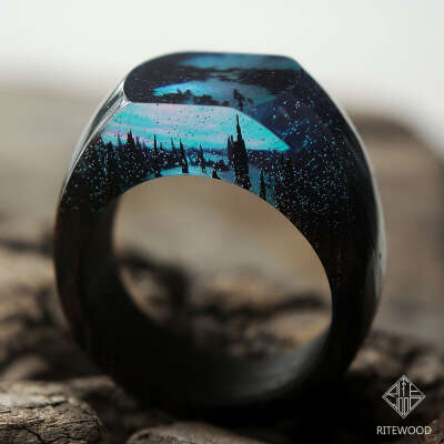 Деревянное кольцо Indigo &#039;round simple&#039; из черного граба и голубой ювелирной смолы