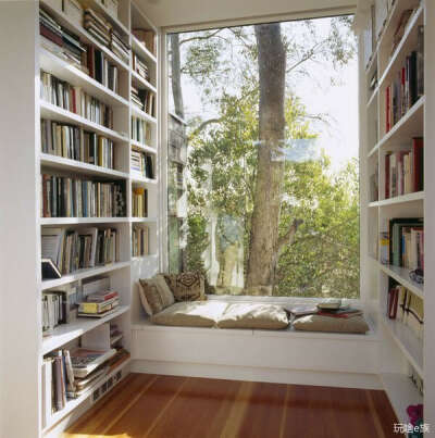 уютную библиотеку с подоконником-кроватью