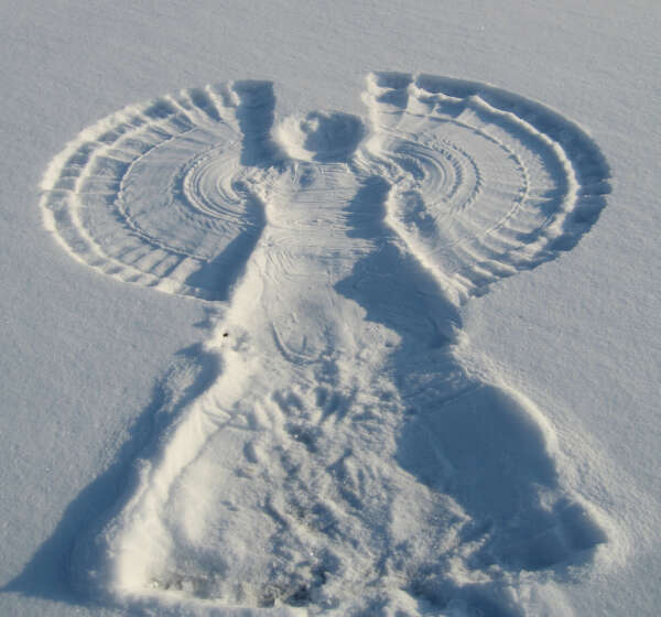 Делать снежного ангела