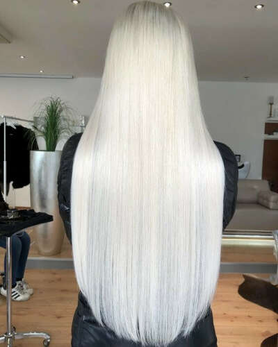 Длинные ухоженные платиновые волосы