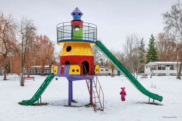 Книга Soviet Playgrounds : Playful Landscapes of the Former USSR - by Zupagrafika