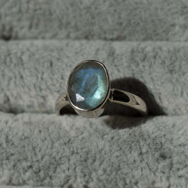 Серебряное кольцо с граненным лабрадоритом