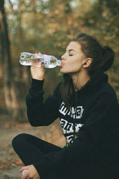 Пить 2 литра воды