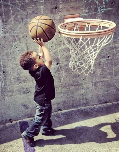 Научить сына играть в баскетбол!