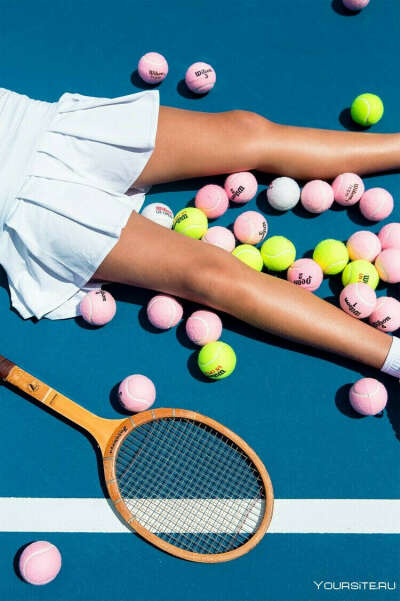 Играть в теннис