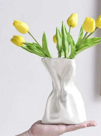Керамическая ваза для цветов в виде помятого бумажного пакета