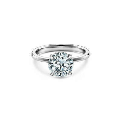 Помолвочное кольцо Tiffany True™ с бриллиантом круглой огранки и ободком из платины, украшенным бриллиантами