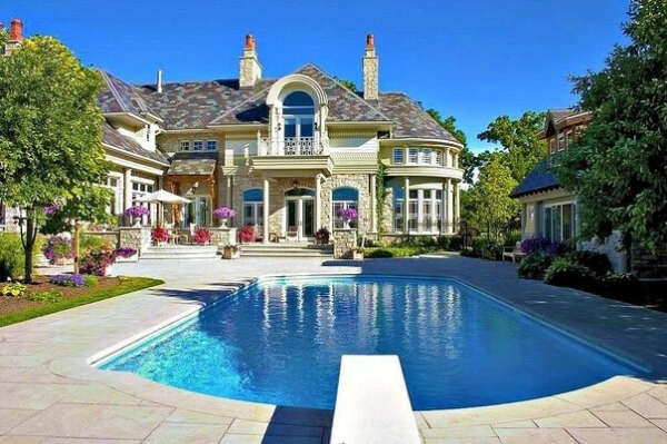 Дом с бассейном