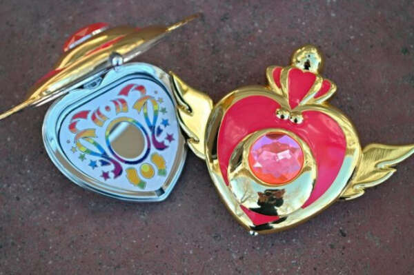 Sailor Moon&#039;s Crisis Heart Compact Mirror Brooch Locket Cosplay Doll Prop