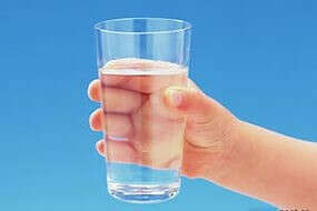 Выпивать по 8 стаканов воды в день