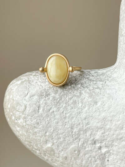 Кольцо в винтажном стиле с медовым янтарем, размер 17