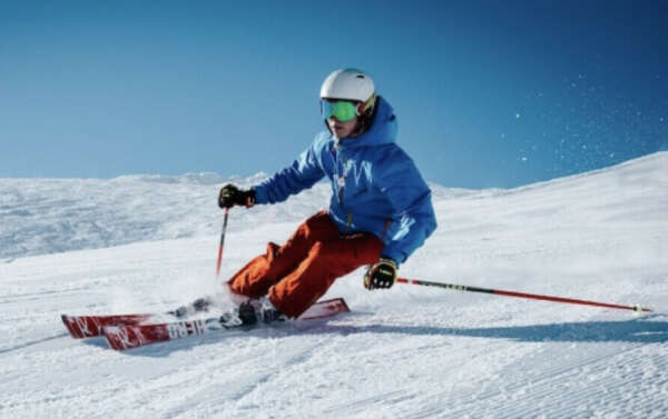 Занятие с инструктором по горным лыжам