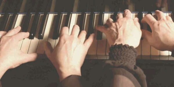 Сыграть с кем-нибудь в 4 руки на фортепиано.