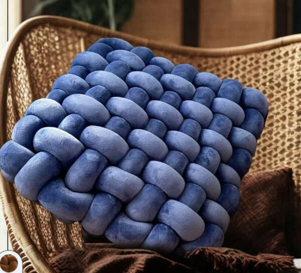 Синяя подушка-плетенка